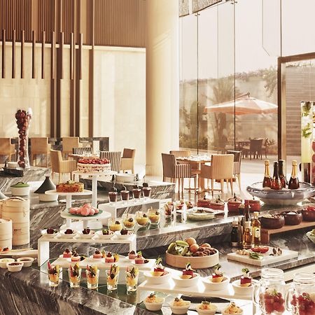 Taj Bangalore Devanahalli Exterior foto The buffet at the hotel