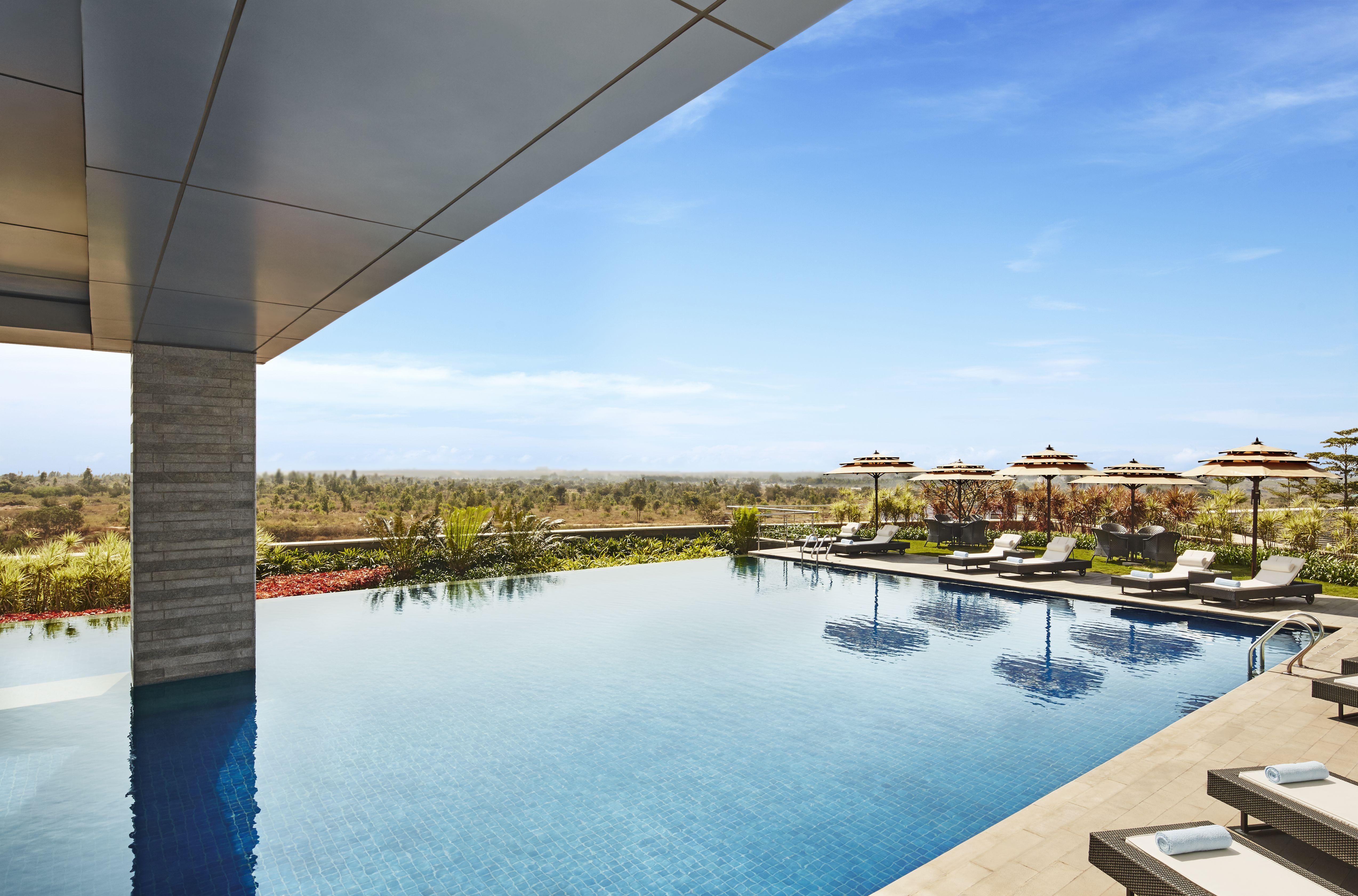 Taj Bangalore Devanahalli Exterior foto The pool at the Westin Hyderabad