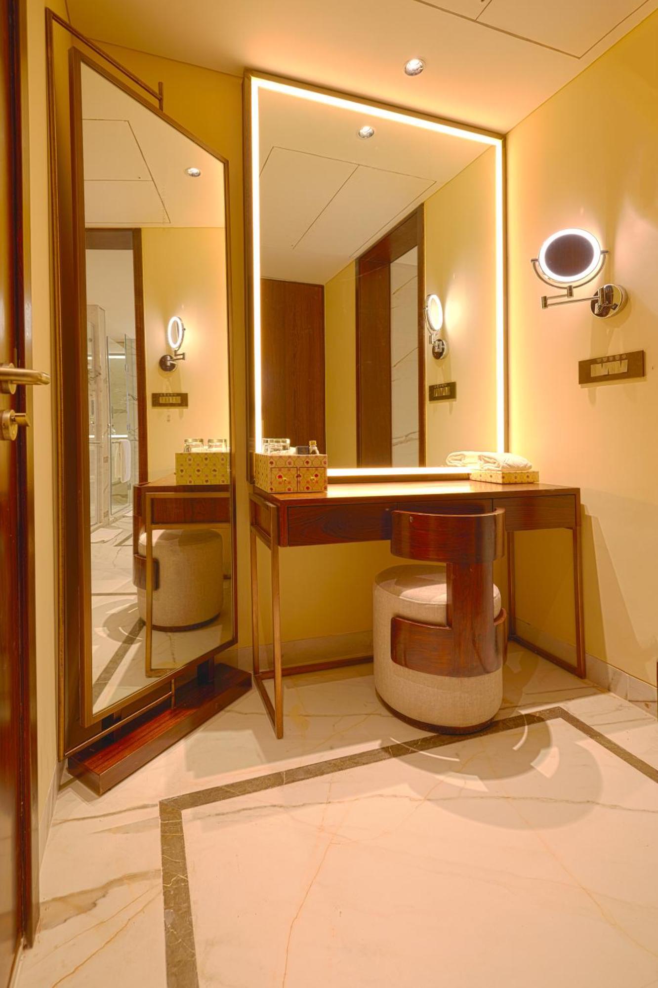 Taj Bangalore Devanahalli Exterior foto A dressing table