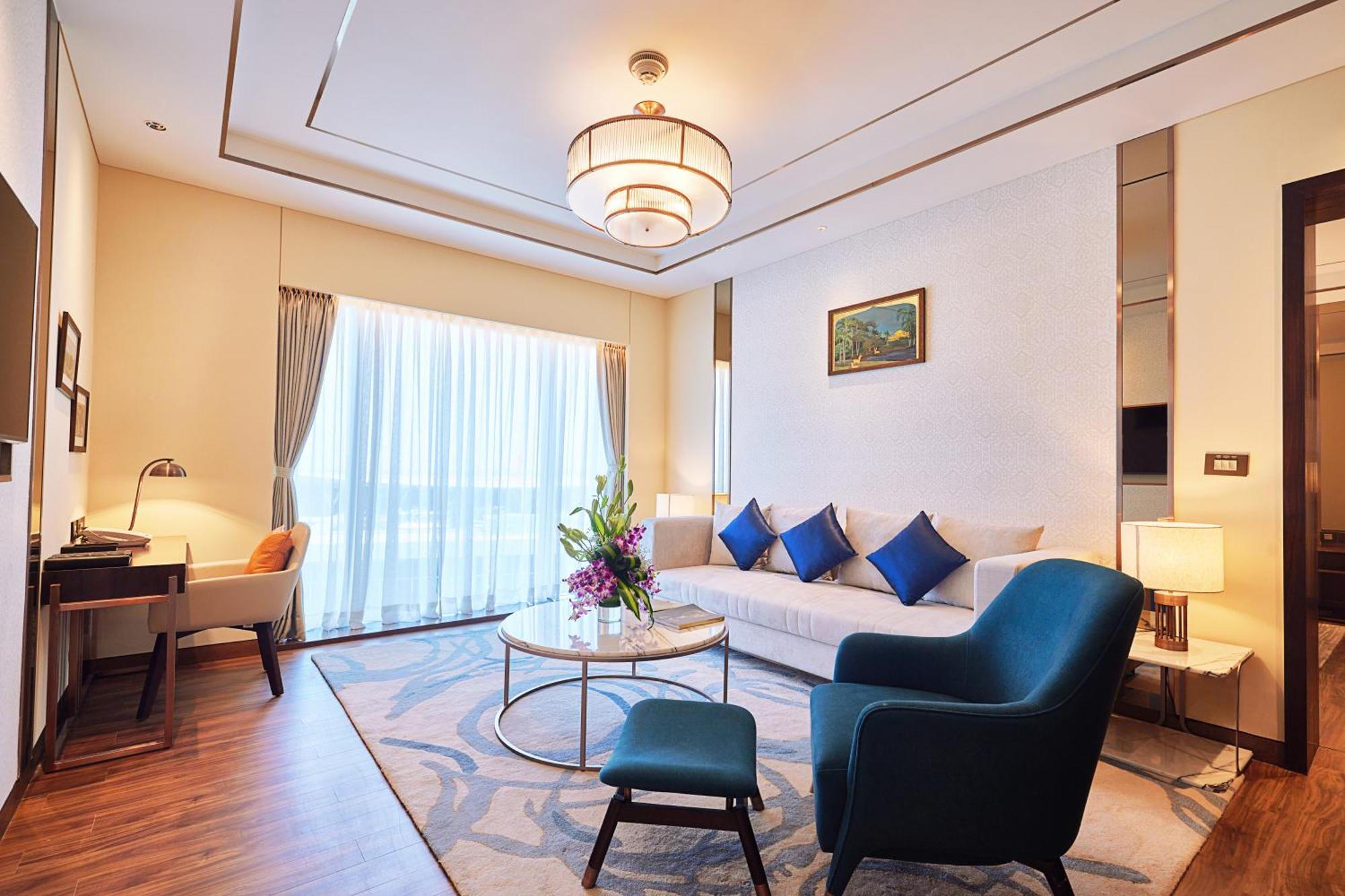 Taj Bangalore Devanahalli Exterior foto Living room of a suite at the hotel