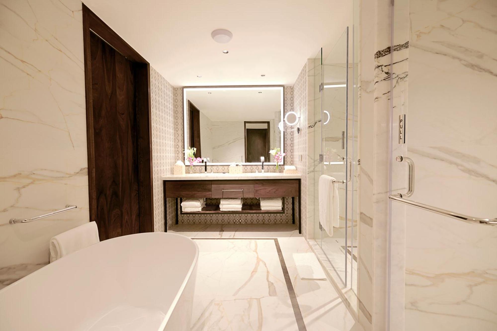 Taj Bangalore Devanahalli Exterior foto Bathroom